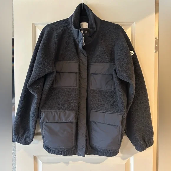 Vuori Utility Sherpa Jacket in Black - Picture 5 of 11